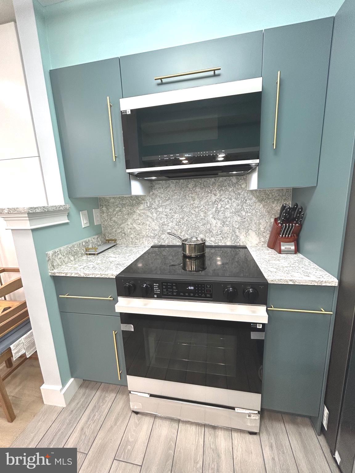 CHRISTOPHER COURT - Residential