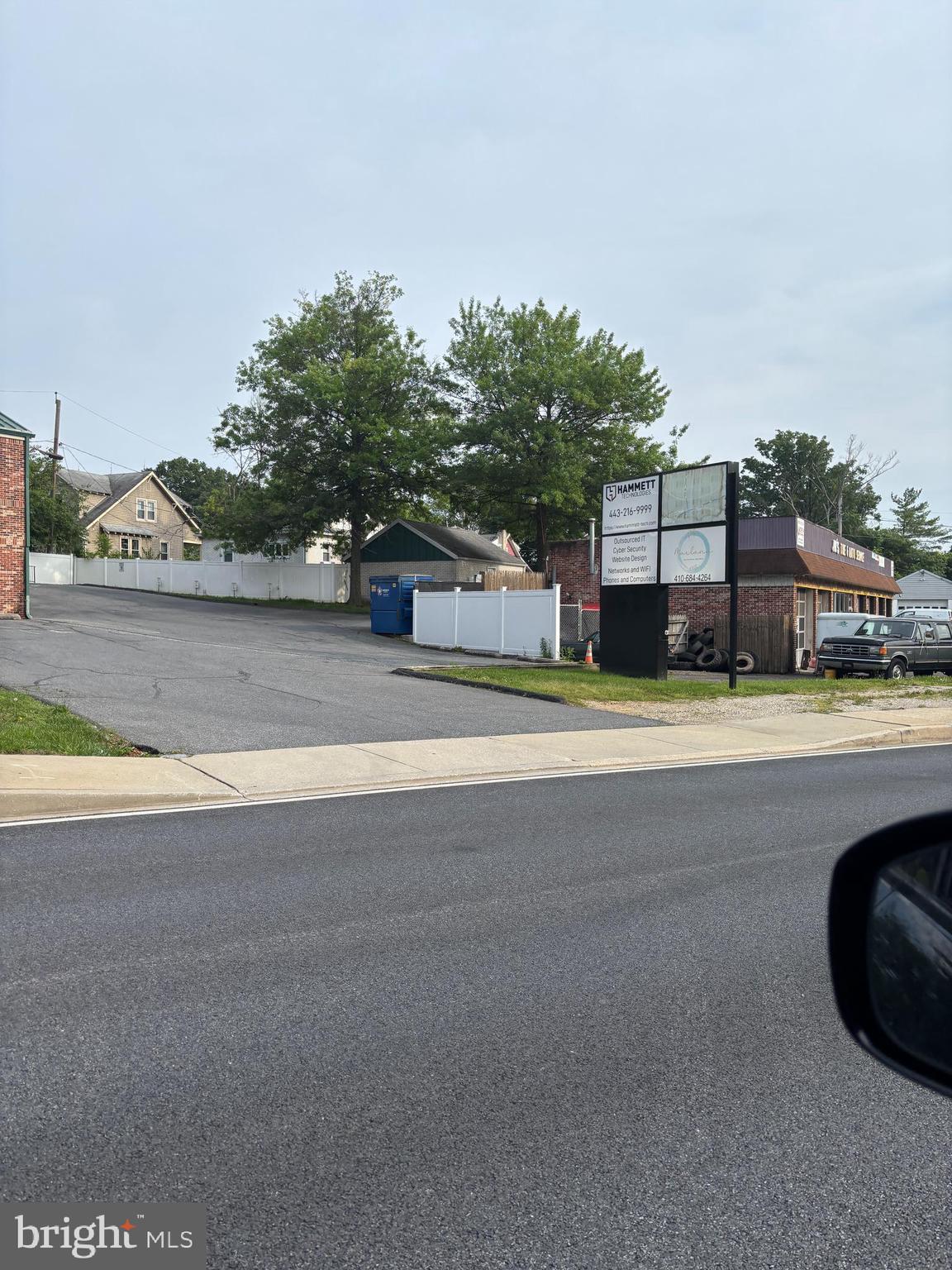 Main image without alt text