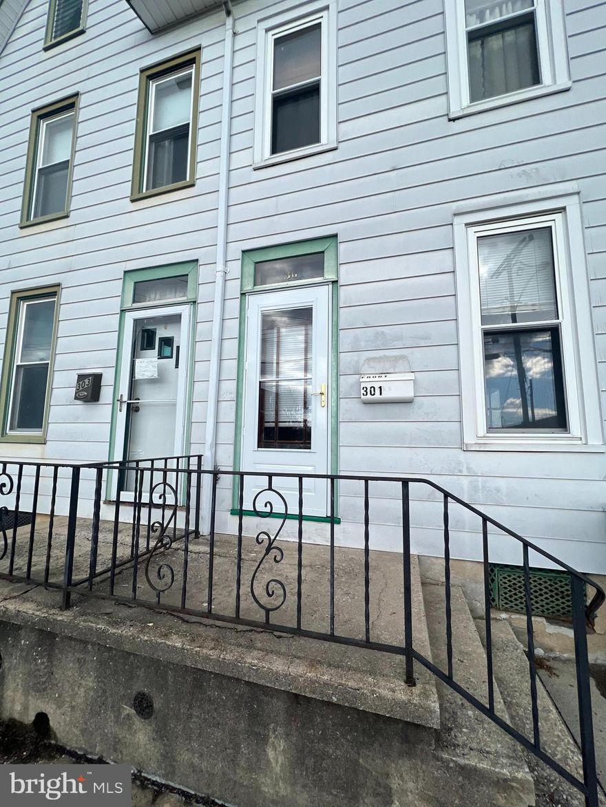 Newly renovated 3 bedroom 1 bath townhouse. Large side yard perfect for hosting family and friends. Washer dryer hook up in separate laundry room off the kitchen. No Smoking. $30 nonrefundable application fee required per applicant and if selected $40
admin fee. 615 Min. Credit Score AGENTS READ REMARKS