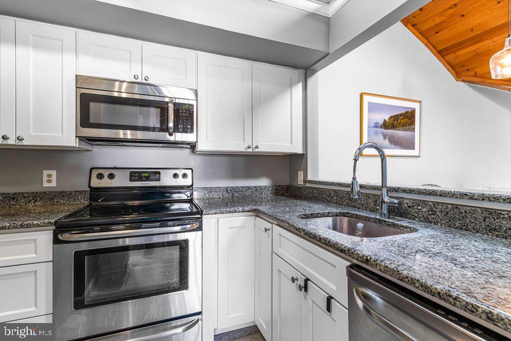 SAW MILL VALLEY - Residential