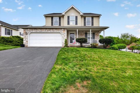 Photo of 624 Bartlett Drive, DALLASTOWN, PA 17313 (MLS # PAYK2101892)