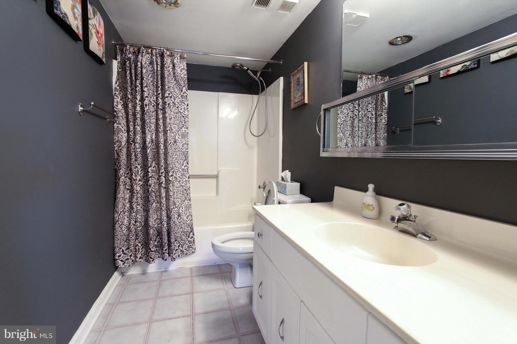 LAKESIDE PLAZA - Residential