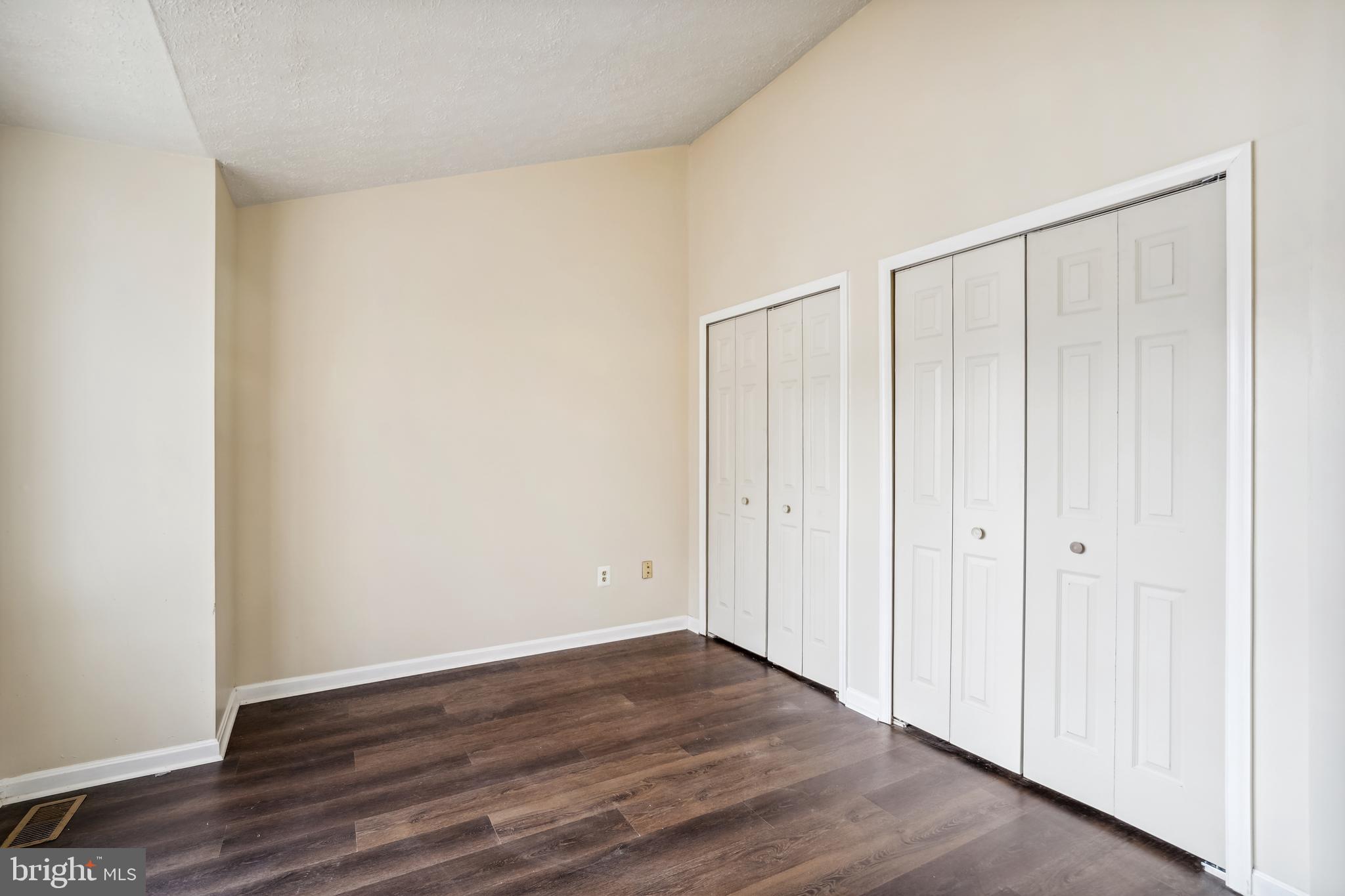 HILL OAKS CONDO PHASE 1- - Residential