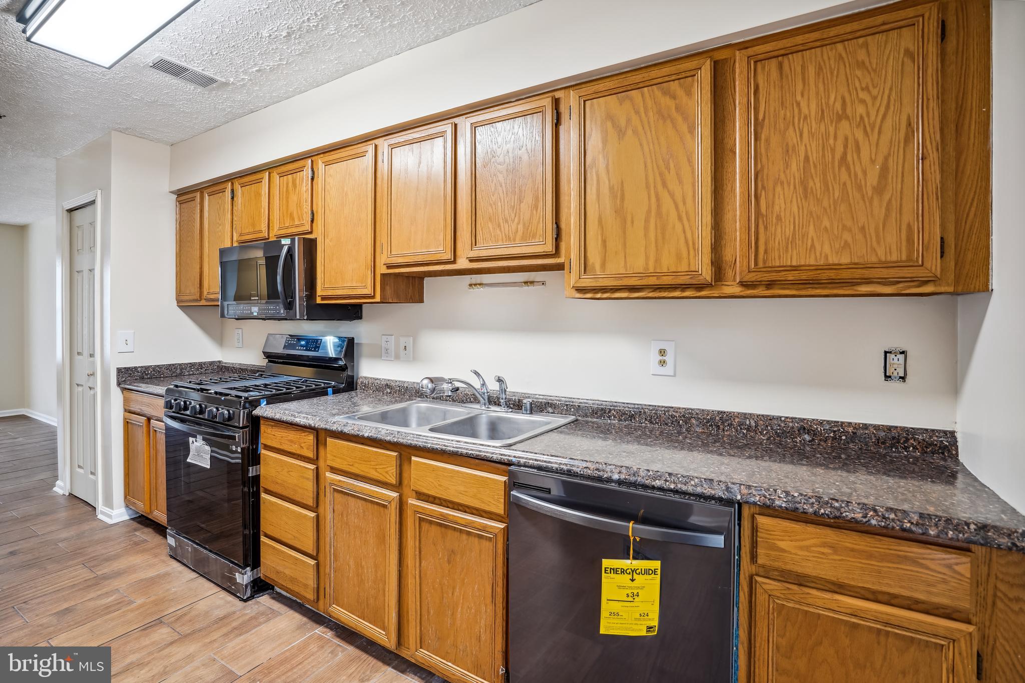 HILL OAKS CONDO PHASE 1- - Residential