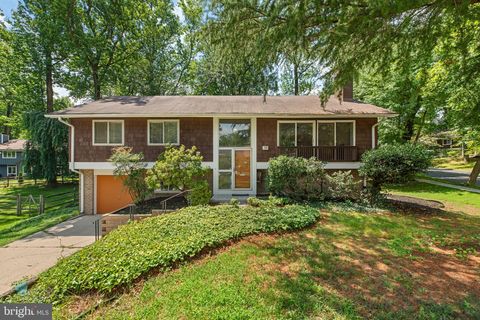 Photo of 13 Farsta Court, ROCKVILLE, MD 20850 (MLS # MDMC2190228) Photo of 13 Farsta Court, ROCKVILLE, MD 20850 (MLS # MDMC2190228)