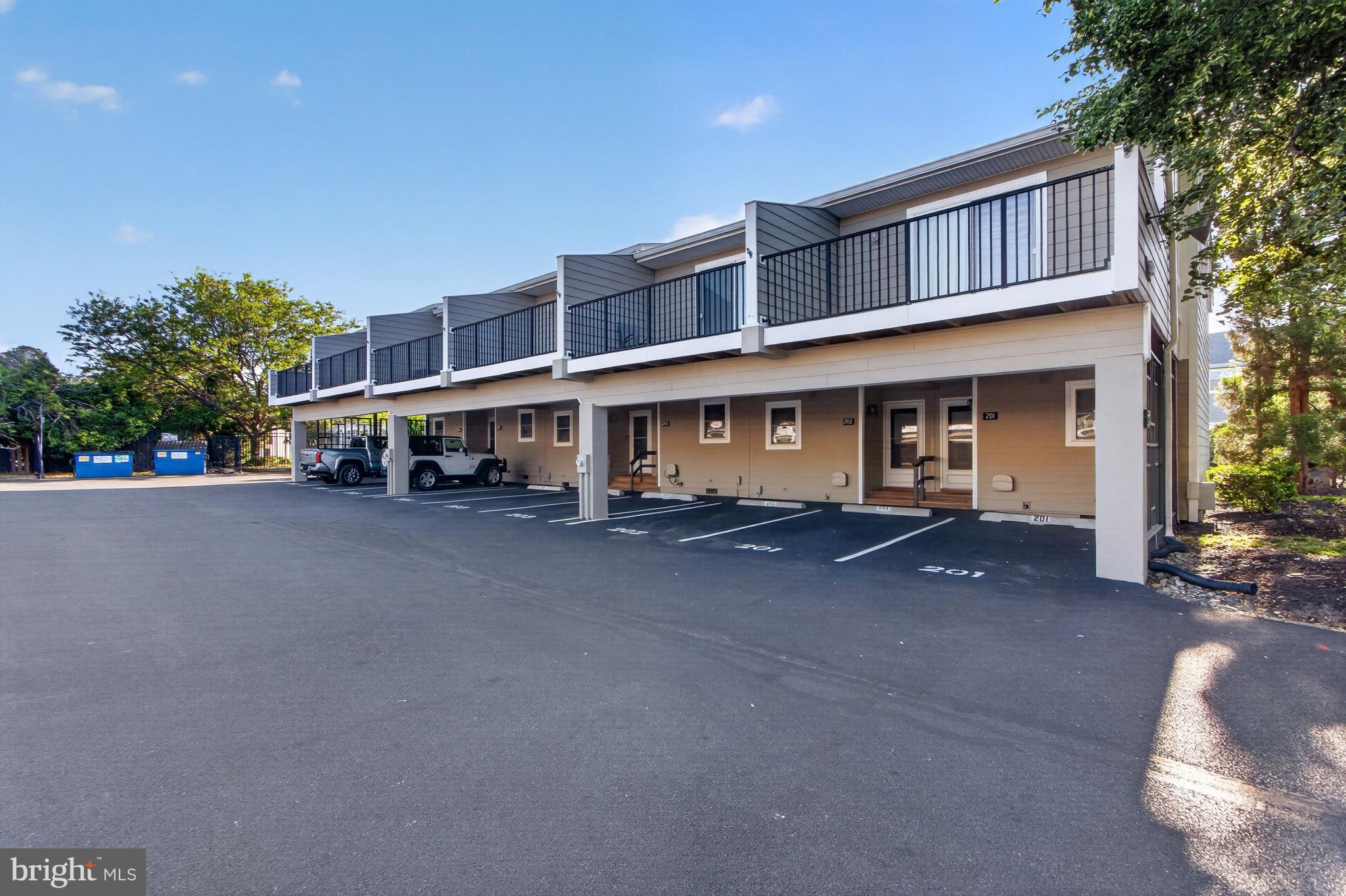 COUNTRY CLUB ESTATES - Residential