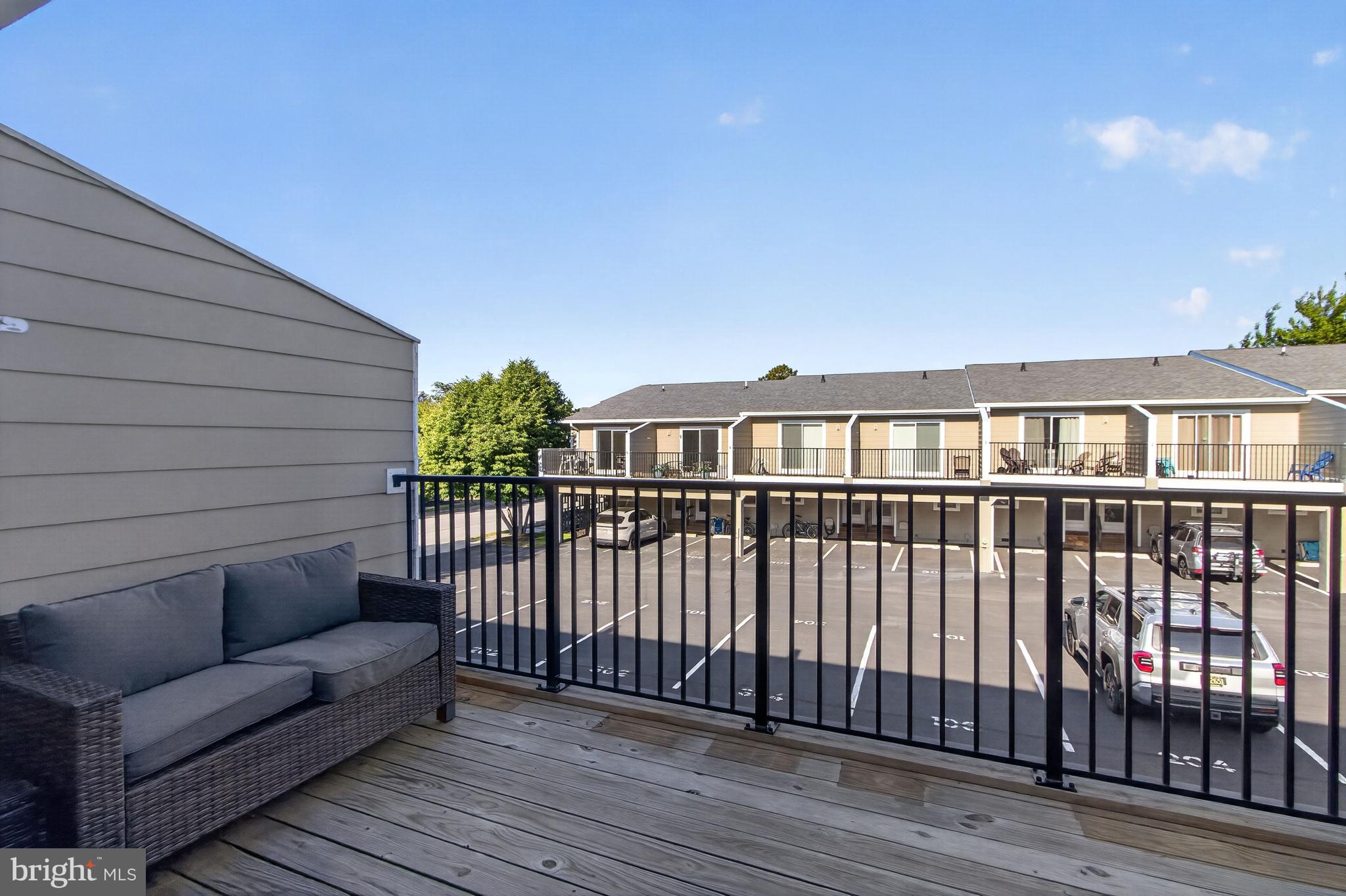 COUNTRY CLUB ESTATES - Residential