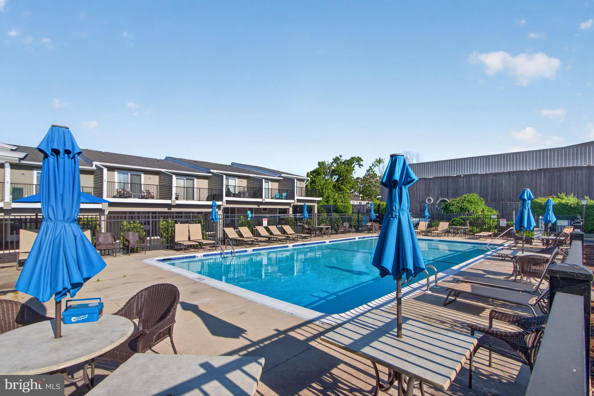 COUNTRY CLUB ESTATES - Residential