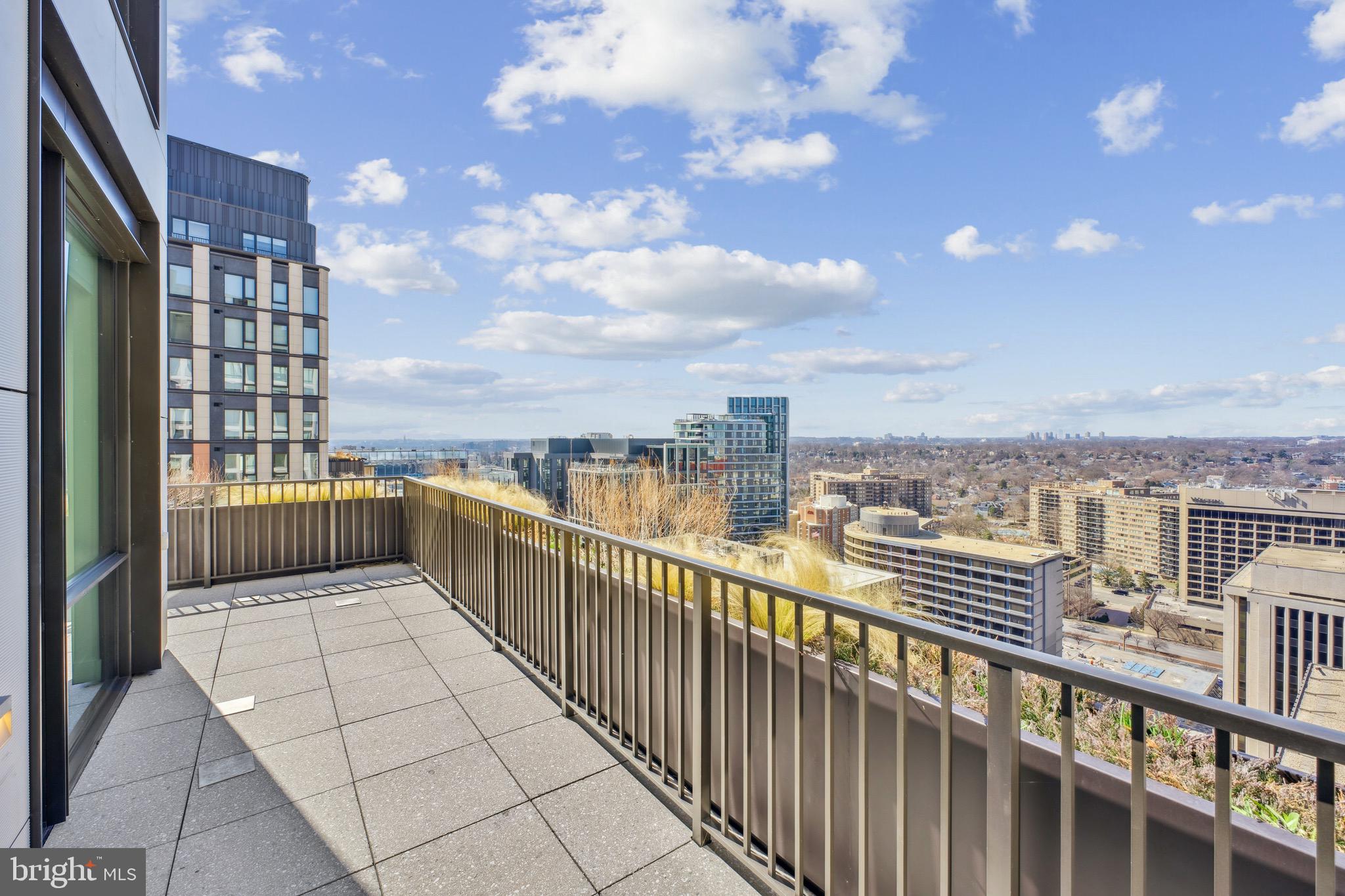 CRYSTAL CITY - Residential Lease