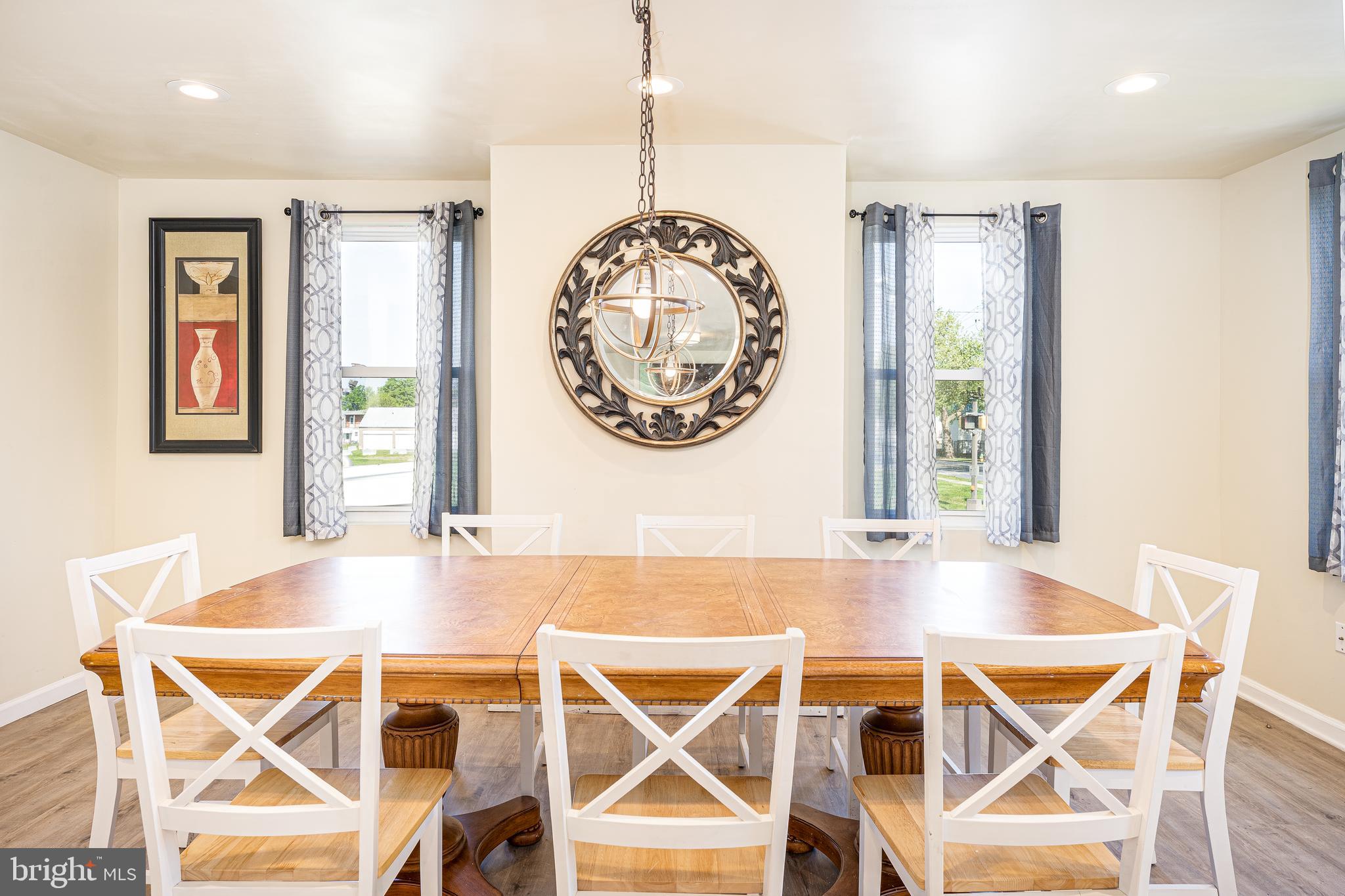 Fully furnished three bedroom house and all inclusive. Bring your personal belongings and move right in!
Terms are very flexible, a week, a month or a year, no problem. Very friendly with corporate client, summer vacation or temporary housing for a project, emergency etc.