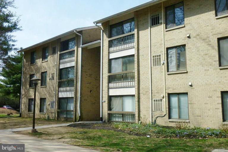 About 900 SF lovely condo in Columbia. A bright spacious floor plan. Close to Major Highways / Columbia Mall / HCC / Walking Distance to Long Reach High School. One Large Room with Large Walk in Closet. One smaller room can be used as an office.New Carpet / New Paint. Stainless Steel Appliances. (Brand New Fridge) Completely Renovated Bathroom. Ready for move-in.