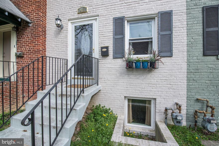 ***AVAILABLE IMMEDIATELY***WALK TO BRADDOCK and KING ST METROS!  Short blocks to Del Ray restaurants and shops from this super 3-level row house. Stylish renovated kitchen w/stainless appliances, Viking range.  LL  includes den w/natural light, 2nd BA w/custom tile, fixtures. Charming fenced backyard w/patio.