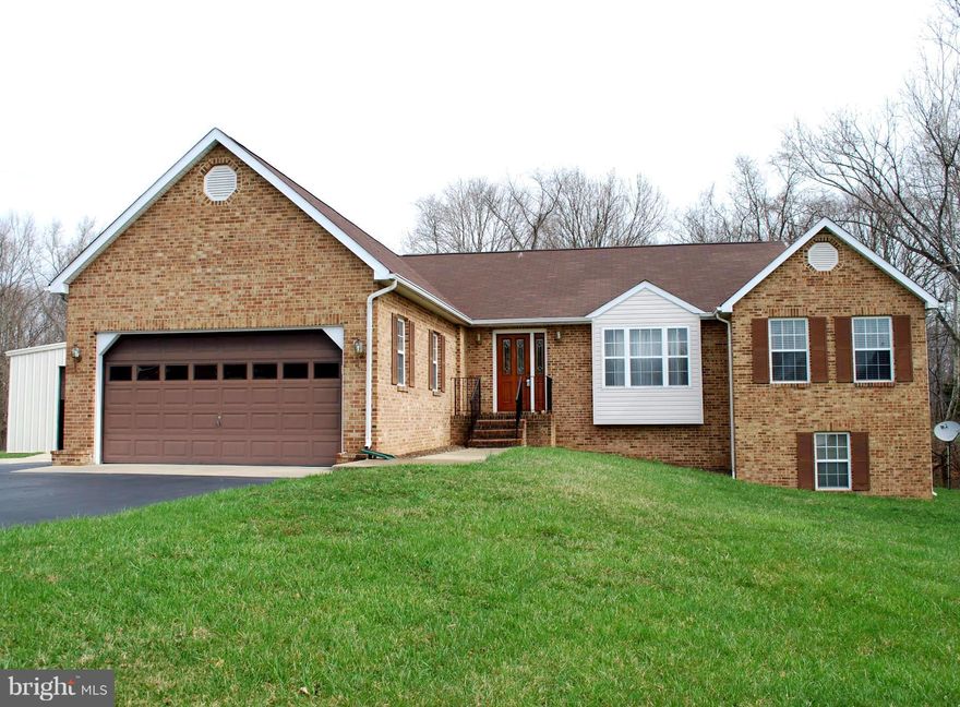 Magnificent rambler on unfinished basement. Has beautiful screened in porch overlooking fenced backyard. HUGE country kitchen with breakfast bar and Breakfast nook. separate laundryrm off garage.28x30  detached garage and a 25x55 workshop/boat house with electric. Home dons cathedral ceilings, corian countertops, soaking tub, WIC, New HVAC unit and much more. Enjoy quiet living with no HOAs