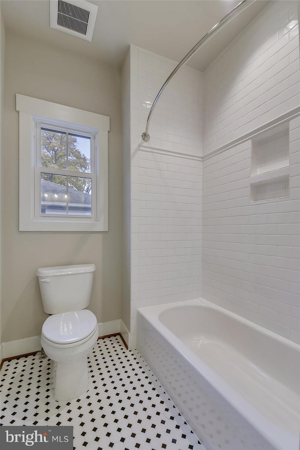 WESTHAMPTON - Residential