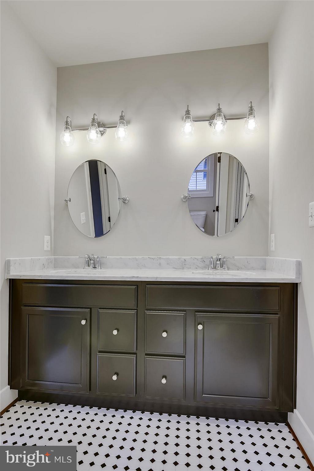 WESTHAMPTON - Residential