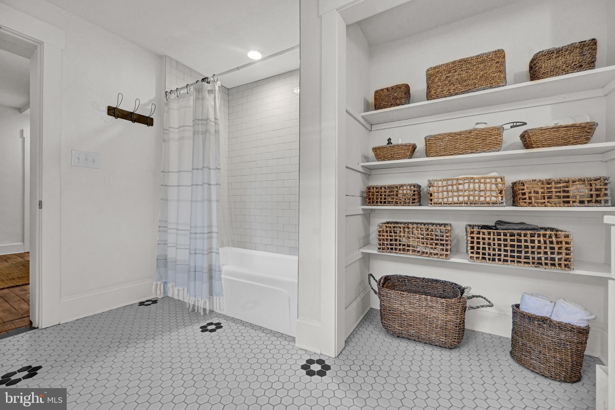 CHESTNUT HILL - Residential