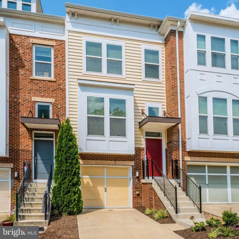 Townhouse For Sale - 42662 New Dawn Terrace<br/> BRAMBLETON, VA 20148