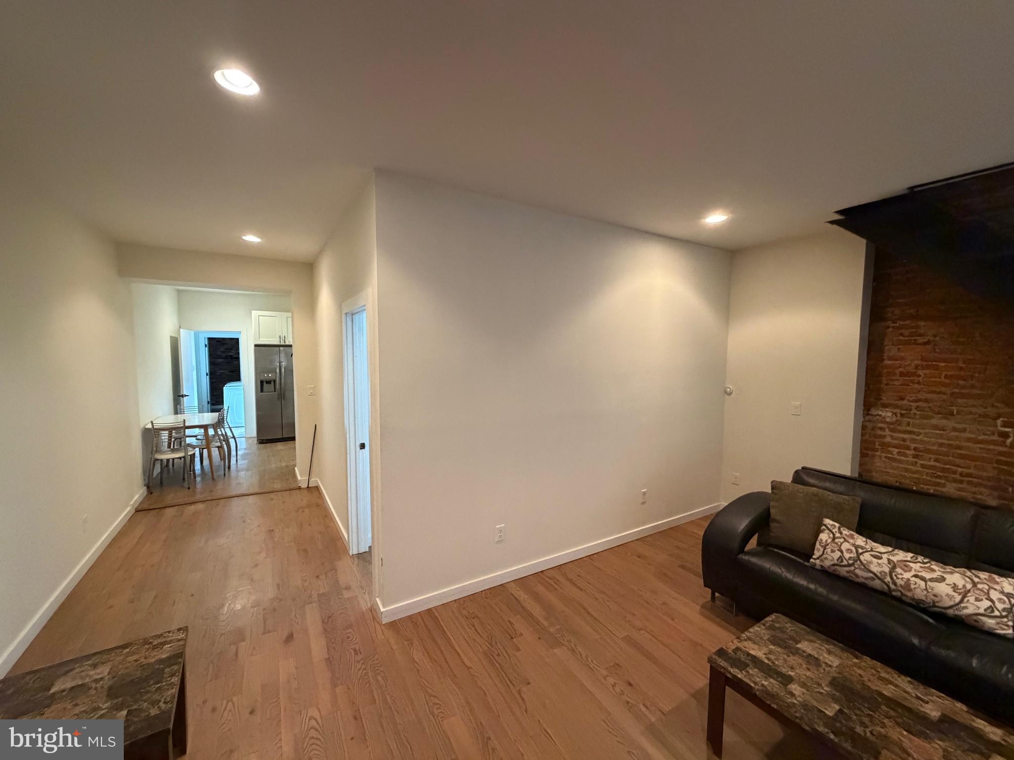 2933 E THOMPSON STREET