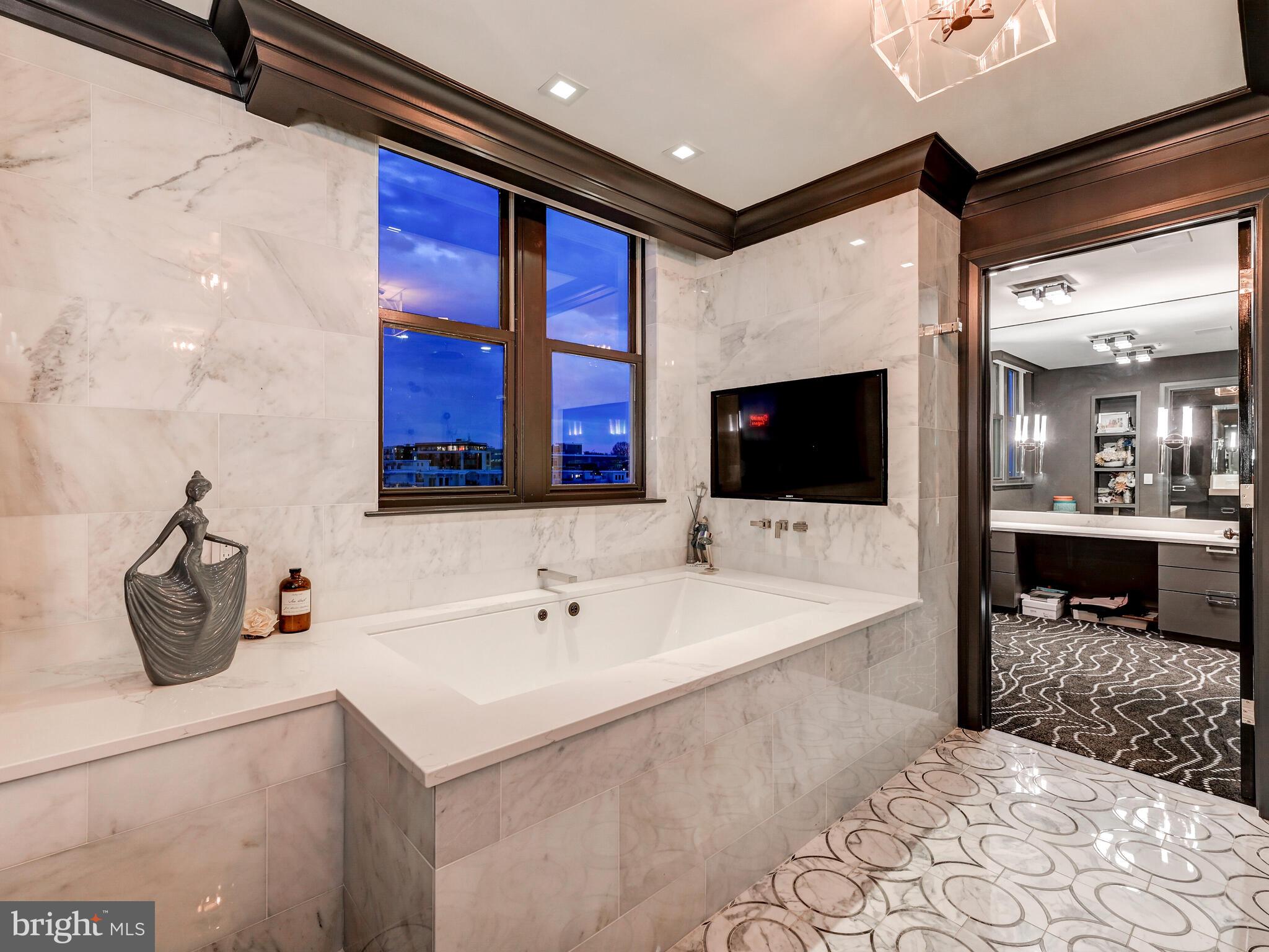 THE RITZ-CARLTON RESIDENCES - Residential