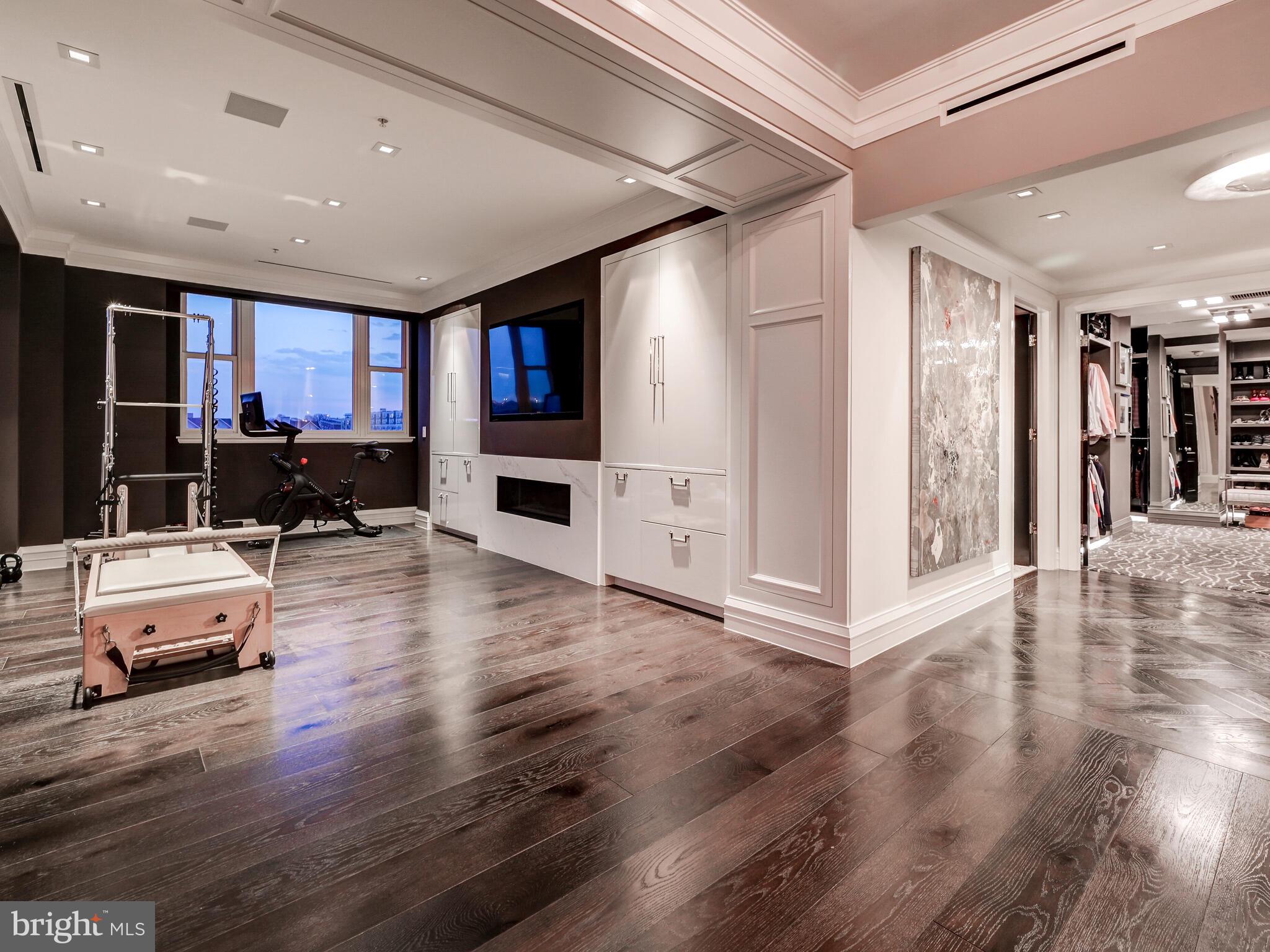 THE RITZ-CARLTON RESIDENCES - Residential