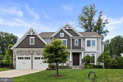 Photo of 105 Mashie Court SE, VIENNA, VA 22180 (MLS # VAFX2319178)