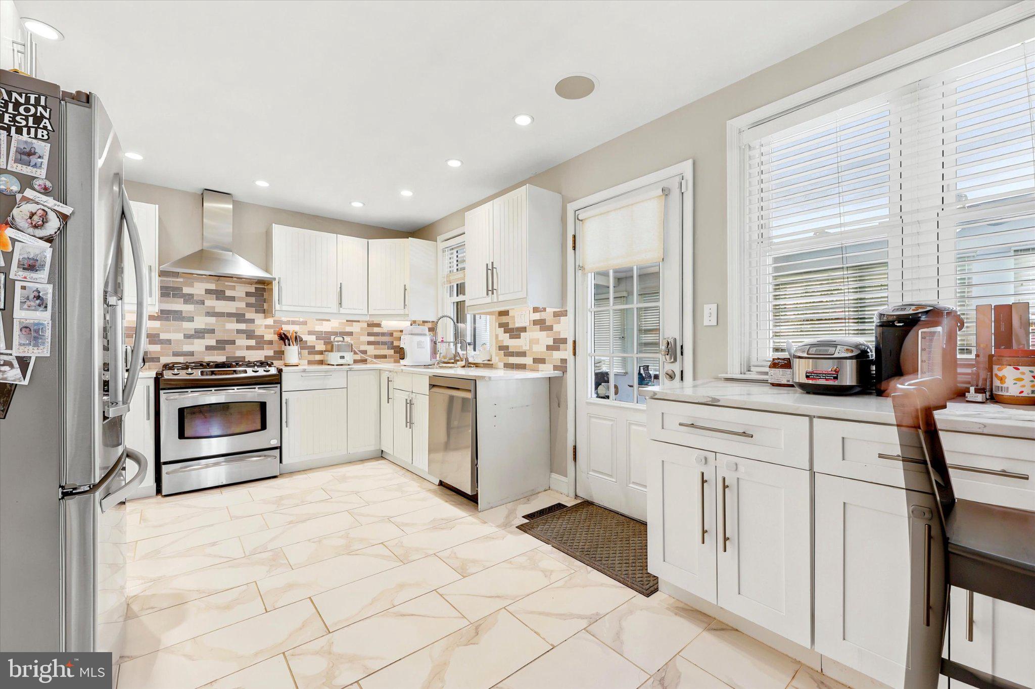 1646 SURREY LANE