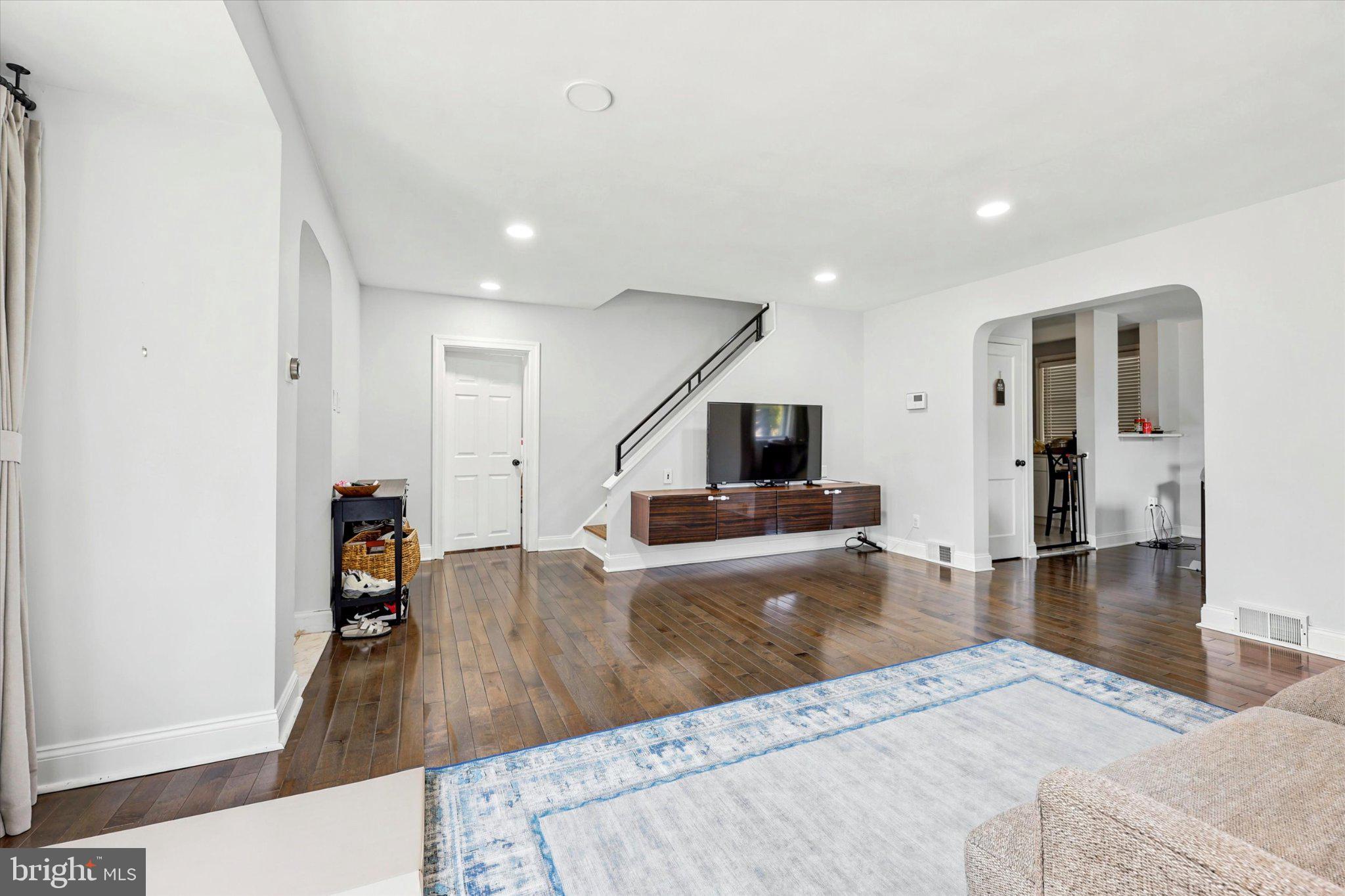 1646 SURREY LANE
