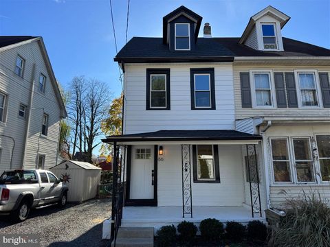 Townhouse For Sale - 66 E 3rd Street<br/> MOORESTOWN, NJ 08057