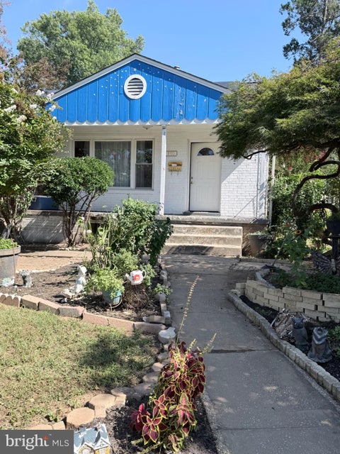 Photo of 9723 Braddock Road, SILVER SPRING, MD 20903 (MLS # MDMC2256168)