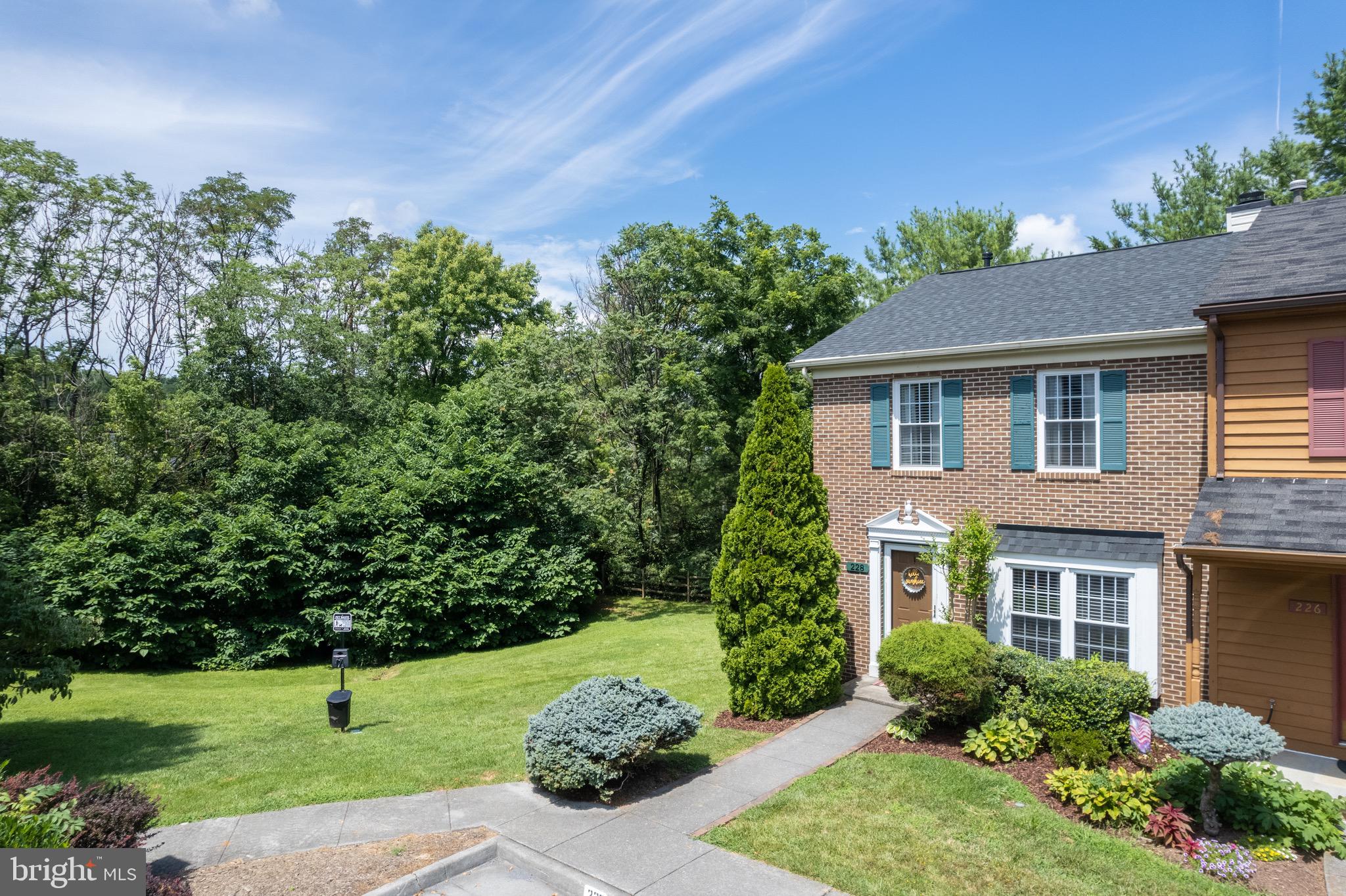 TUDOR SQUARE - Residential