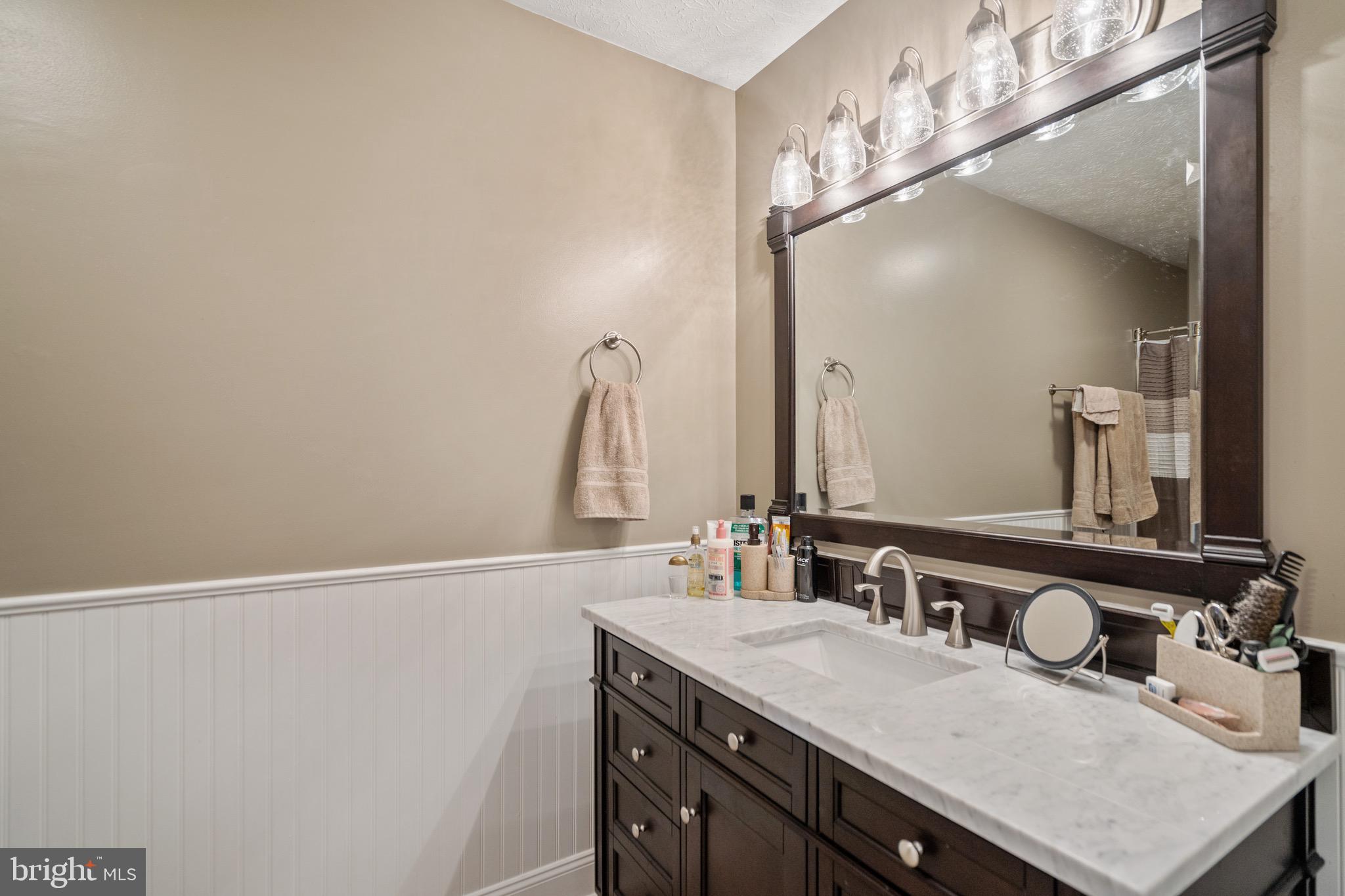 TUDOR SQUARE - Residential