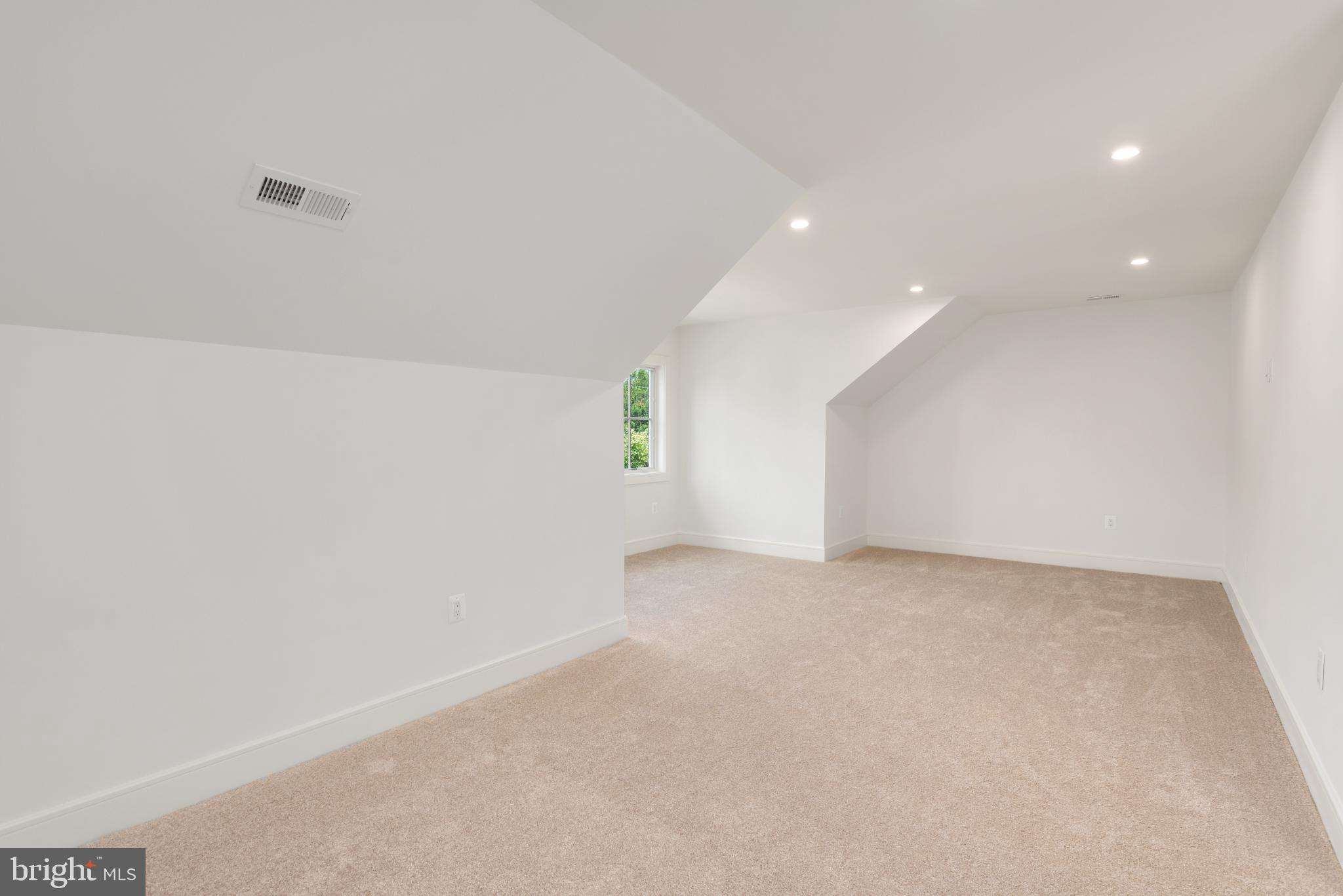 LYON VILLAGE - Residential