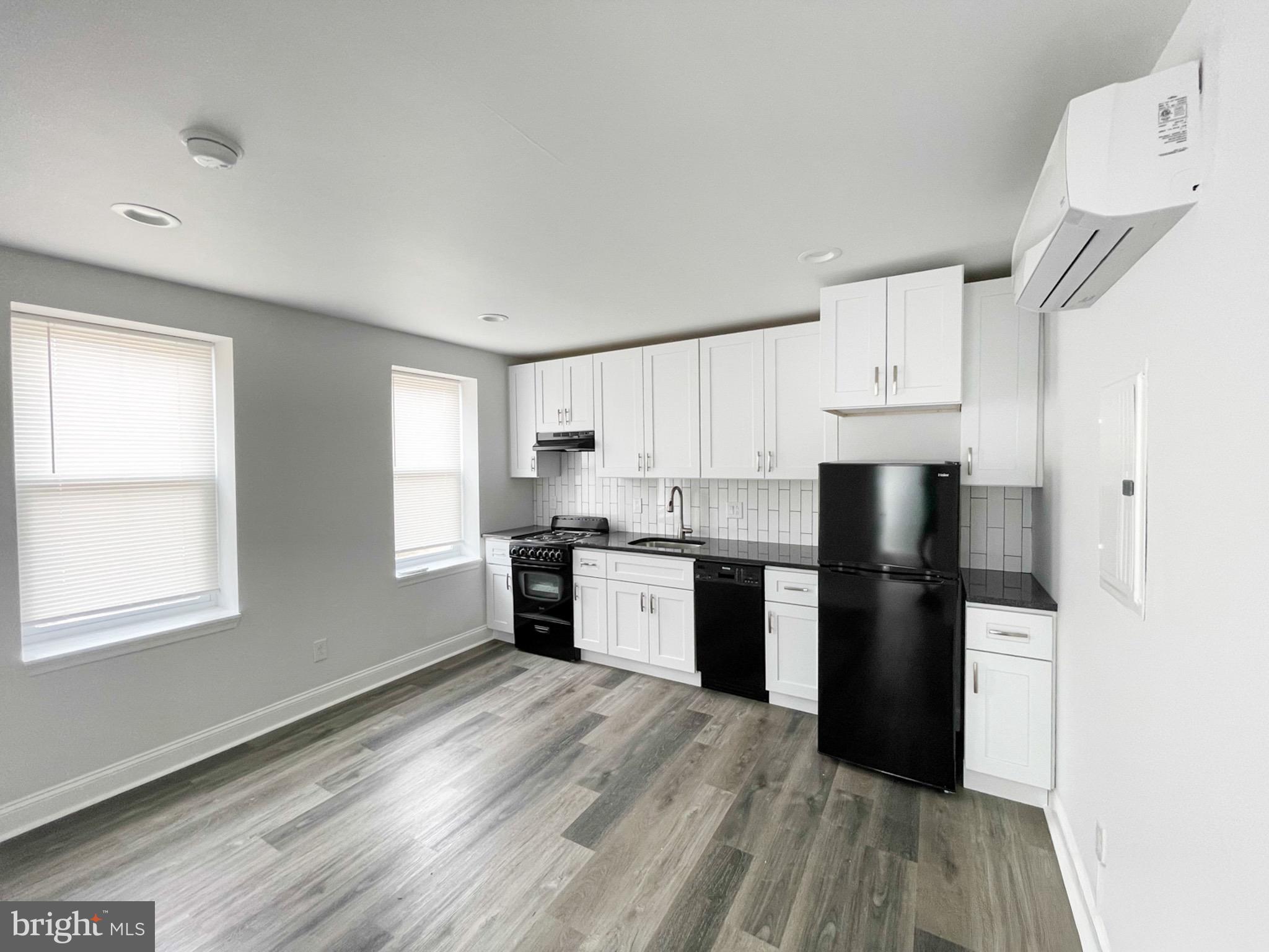 4732 LONGSHORE AVENUE 6