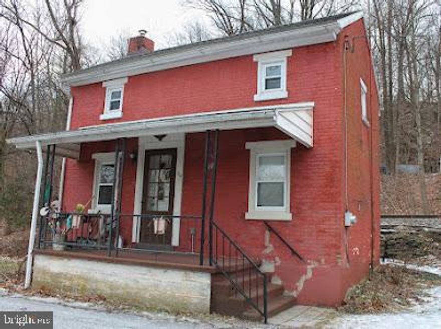 This charming single family home is one worth checking out. Located in Schuylkill Valley Schools. Offering 2 bedrooms and 1
bathrooms. Close to shopping dining and major highways for commuting. All that awaits are your finishing touches to make your own.
Schedule your showing today!!