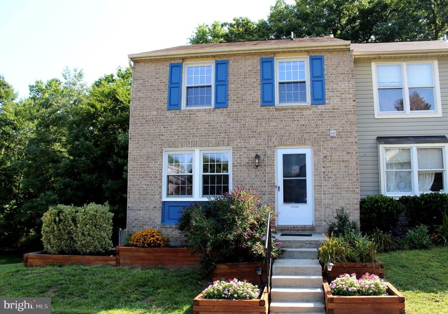 Great Brick Front End Unit w/Large Fenced Yard Backing To Trees This Home Offers Renovated Bathrooms, Breakfast Bar in Kit, French Doors, Ceiling Fans, Crown & Chair Molding, Built-in Bookshelves & Neutral Decor Thru out, Lower Level offers Walk Out Deck, Patio, Landscaping & Shed, Den/Office, and very large recreation room. All Windows replaced with Vinyl Clad Double Hung Double Pane.