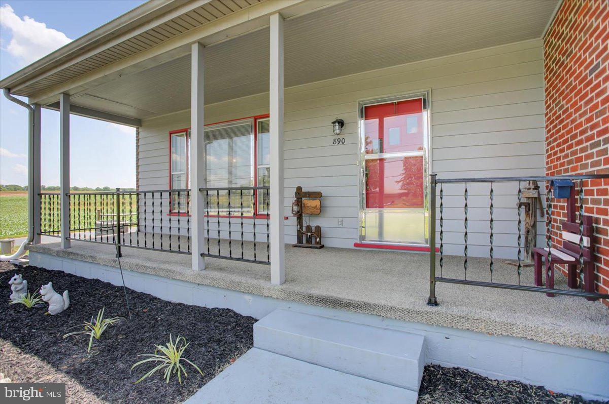 890 BUCHANAN TRAIL EAST