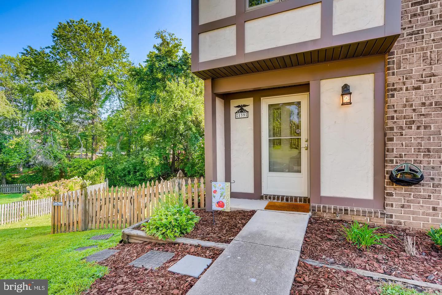 SEVEN COURTS - Residential