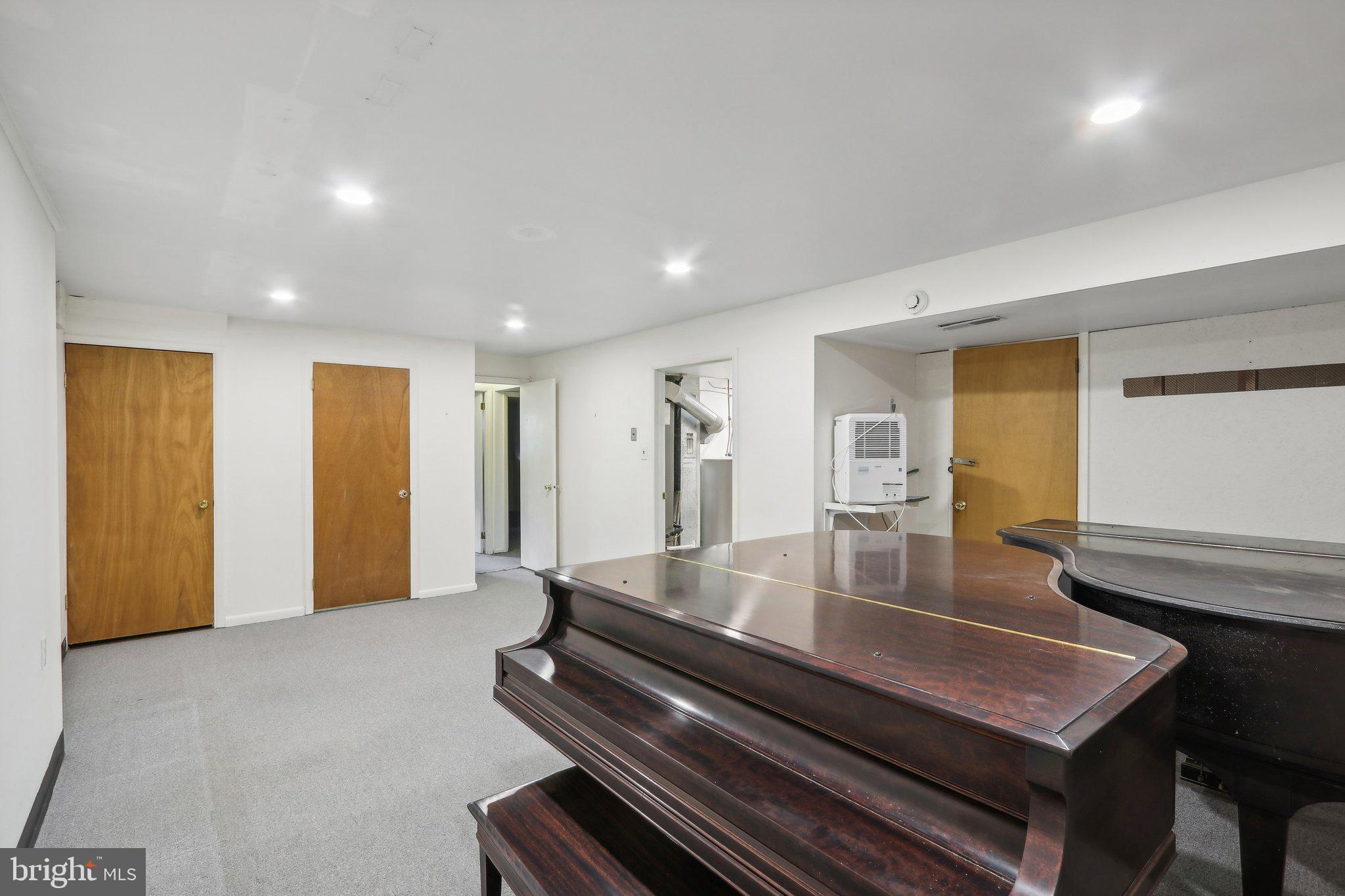 CHESTNUT HILL - Residential