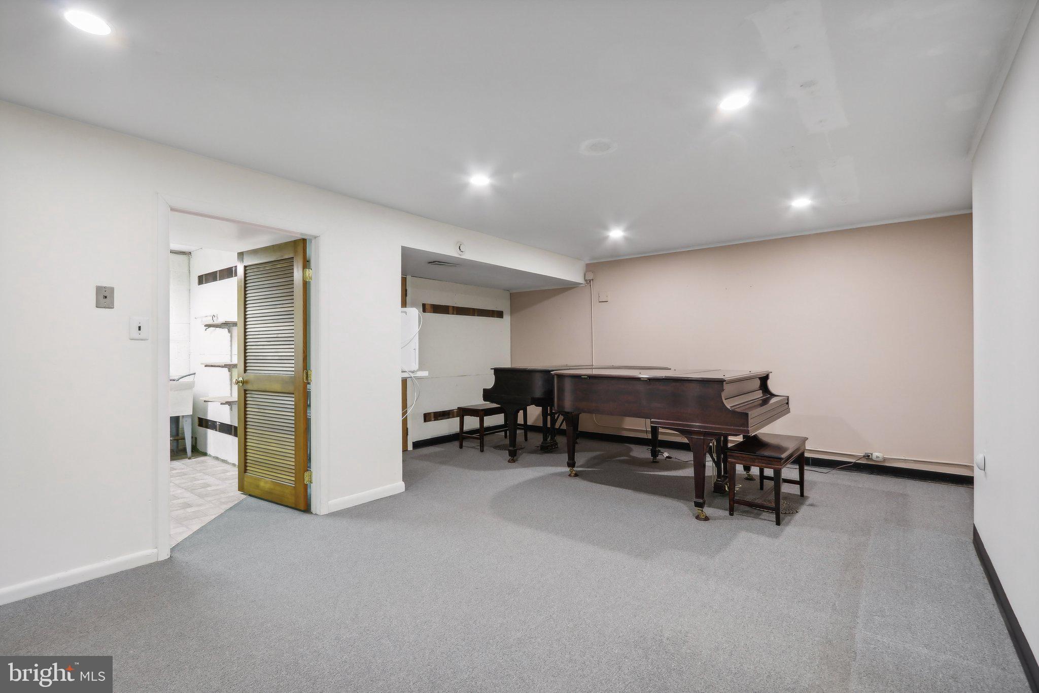 CHESTNUT HILL - Residential