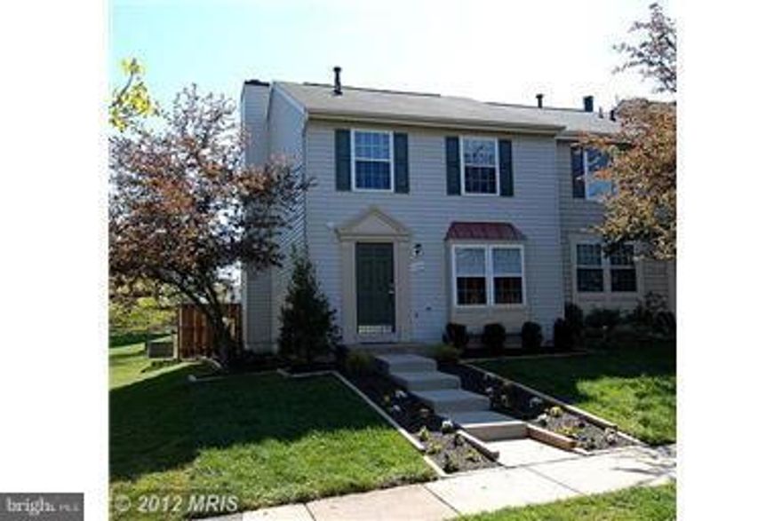 BEAUTIFUL 10+! SBHS DISTRICT! PREM LOT BACKS & SIDES TO WOODS & COMMON AREA! REMODELED: WINDOWS, FLOORS, MAPLE KITCHEN CABS W/ ANTIQUE FINISH, SS APPLIANCES,GRANITE, PAINT, CARPET, NEW FURNACE, BATHS W/ CERAMIC & MORE! EAT OFF THE FLOOR CLEAN & READY! LL 1/2 BATH HAS ROUGH FOR SHOWER! WOOD BURNING FIREPLACE! OPEN MN LVL FLOOR PLAN W/LARGE LR & SEP DR! BOTH PARKING SPOTS IN FRONT! WONT LAST!