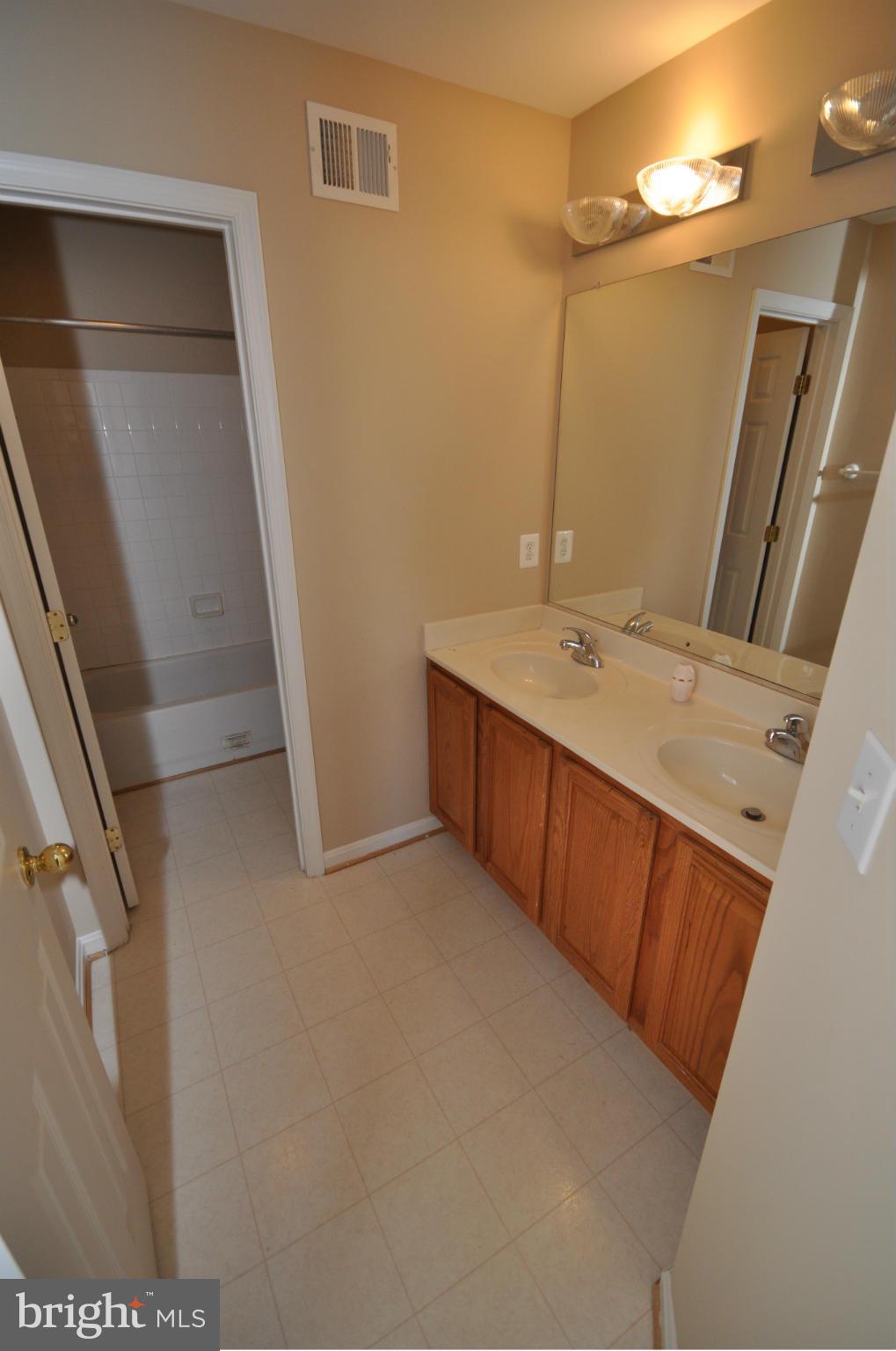 ROUND HILL - Residential