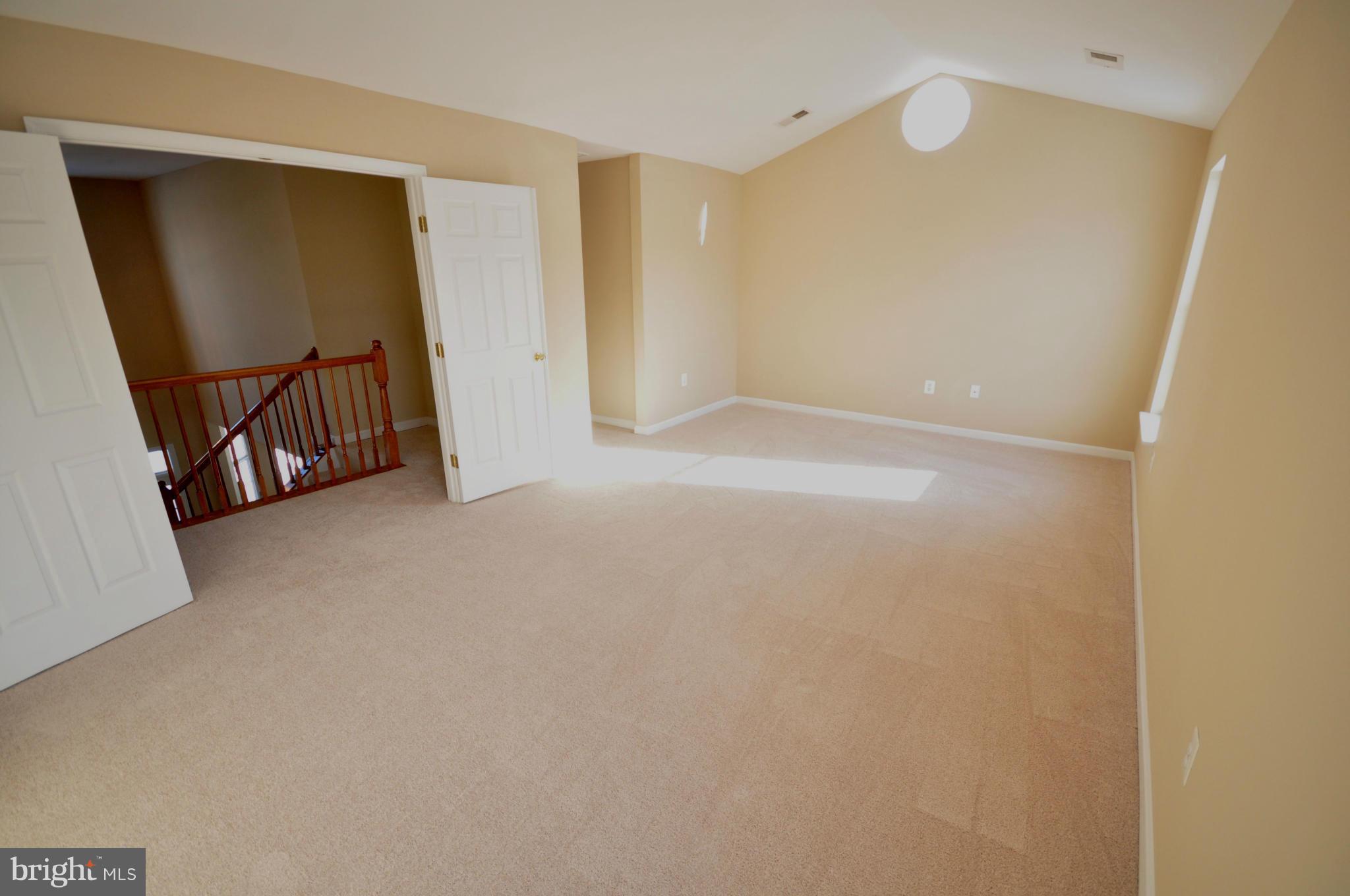 ROUND HILL - Residential