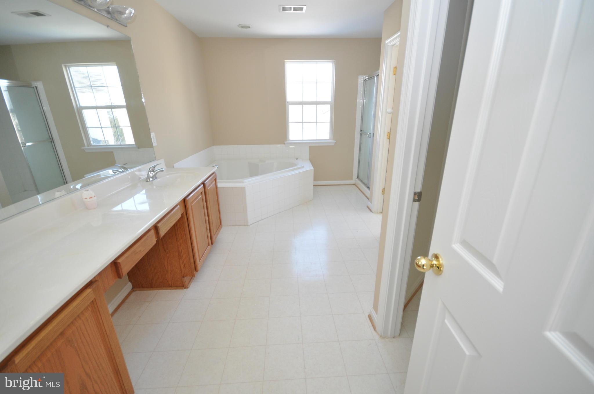 ROUND HILL - Residential