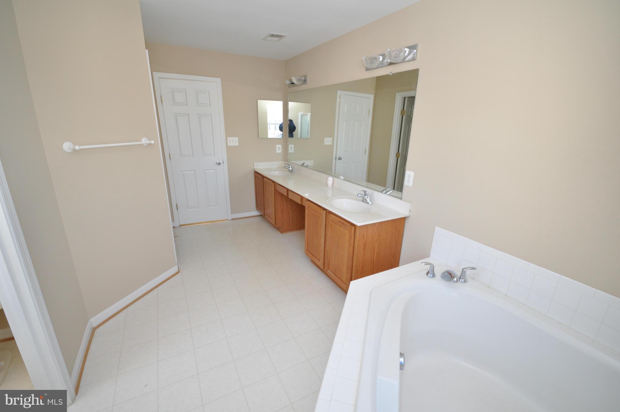 ROUND HILL - Residential