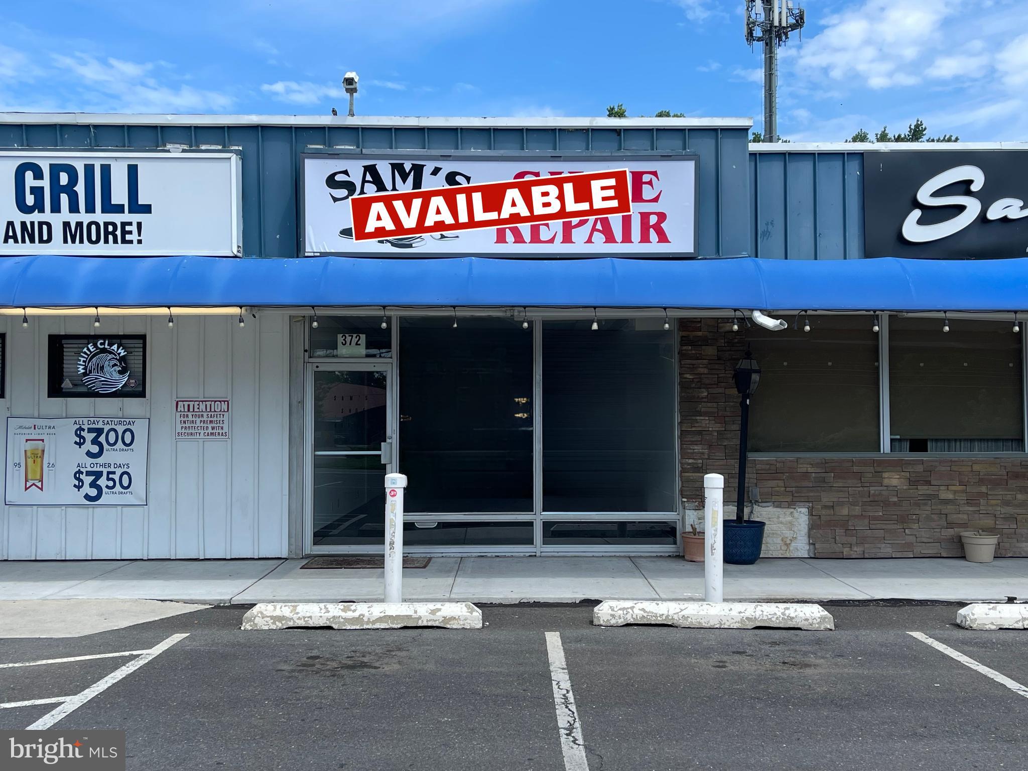 +/- 900 SF Prime Retail space Available for Lease. High Profile unit in strong community center. Located on a major retail corridor in the heart of Morrisville Borough shopping district. Desirable densely populated neighborhood within close proximity to Lower Makefield, Yardley and Newtown. Well landscaped with abundant lighted parking. Large pylon and signage above unit available. Situated just off the signalized intersection of Big Oak Road & W. Trenton Ave. Convenient access with excellent street visibility and easy ingress/egress. High traffic counts, and easy access to Route 1, I-95 & Route 295. Convenient SEPTA bus route access and less than two miles to the NJ State Capital Complex. Ideal for a business looking to enhance their brand along a highly trafficked corridor. Nearby retailers include Giant Food Store, CVS, Friendly's, TD Bank, Dollar General, Metro PCS, Mc Donalds, PNC Bank, Nova Care, Burger King, Subway, Wendy's, Dollar Tree, Planet Fitness and Super Wawa.