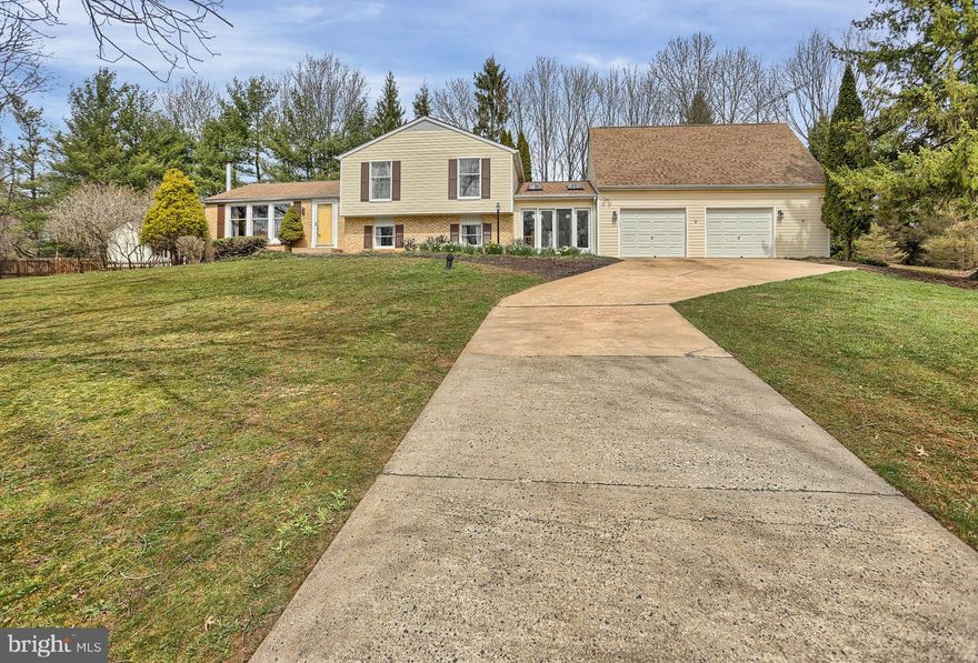 Well maintained 3BR , 2.5BA split level home in southern York County.  This home offers wood floors, remodeled kitchen with self closing drawers and granite counters, remodeled bathrooms, oversized 2 car garage with walk up storage, 2 acres,  storage shed,  and fenced rear yard.  Great Mason Dixon Line location with easy access to Interstate 83 for travel to York/Harrisburg and HuntValley/Baltimore.