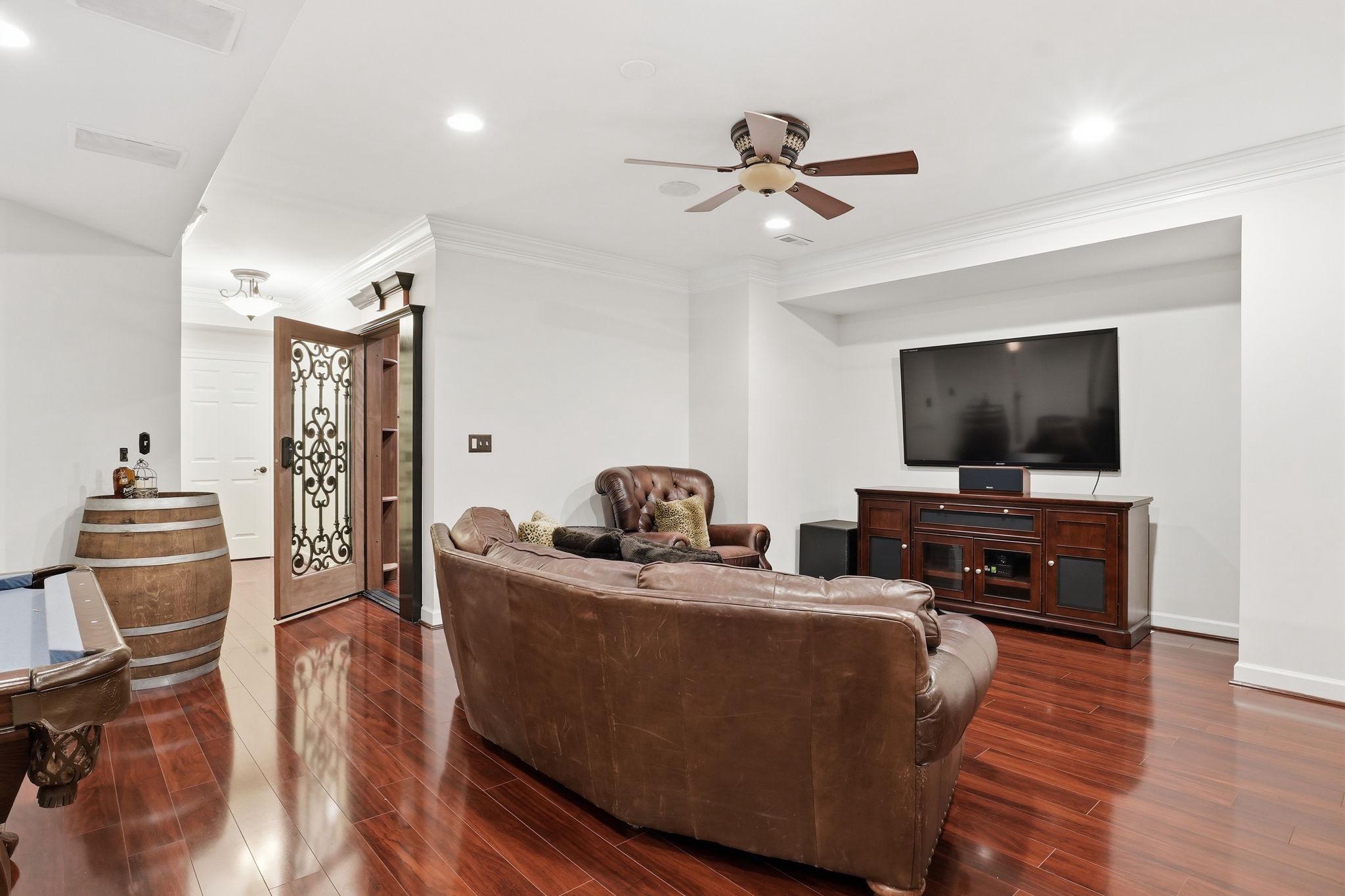 SOUTH RIVER COLONY - Residential