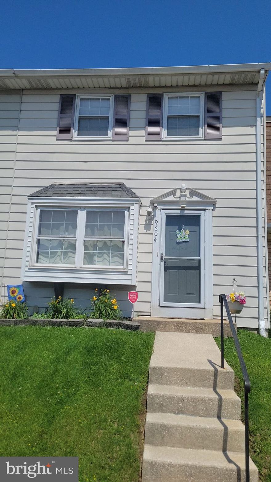 Welcome to this bright and spacious 3-bedroom, 2-full-bath townhome located in the sought-after Kings Court community. This home features an open-concept main level with an abundance of natural light, creating a warm and inviting atmosphere. Numerous updates have been made throughout the years, offering a perfect blend of modern touches and comfortable living.

The lower-level family room is ideal for entertaining or relaxing and includes a full bath—perfect for guests or multi-purpose use. Enjoy peace of mind with a brand-new HVAC unit, ensuring year-round comfort.

Take advantage of the community amenities, including a swimming pool, ideal for summer fun and socializing. This home offers the space, style, and location you've been looking for.

Don’t miss out on this move-in-ready gem in Kings Court!

** PLEASE CONTACT CO-AGENT WITH ANY QUESTIONS **