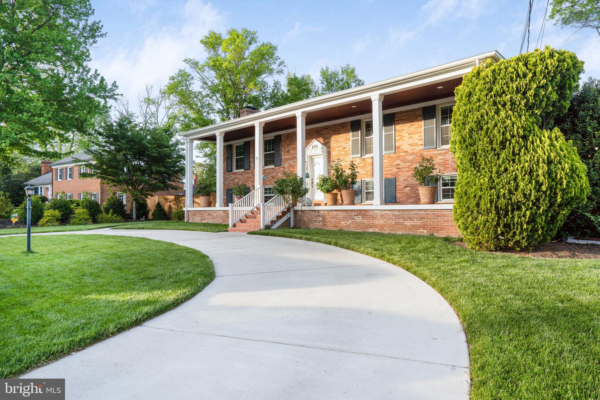 101 OAKMONT COURT NE