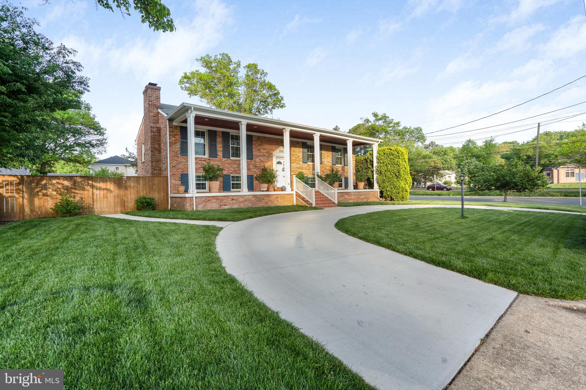 101 OAKMONT COURT NE